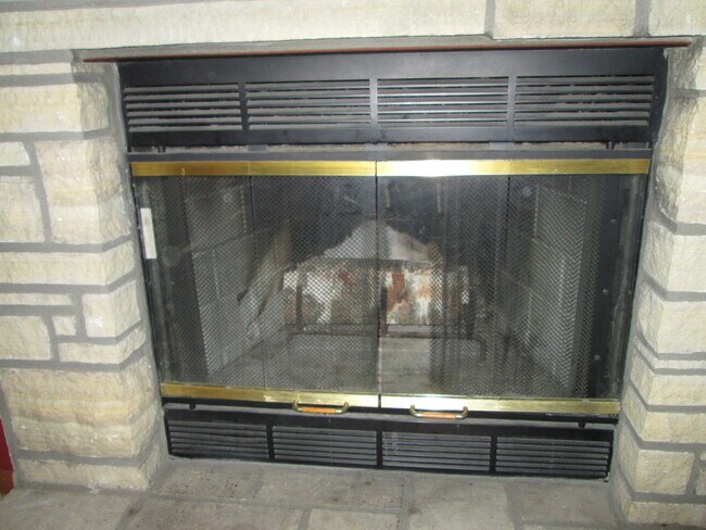 Building Photo - 2-bedroom, 1.5-bath, tri-level condo on Iowa City's west side!