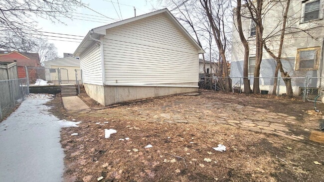 Building Photo - Very well maintained 2 Bed 1 bath duplex at 4536 Grand Ave S, Minneapolis.