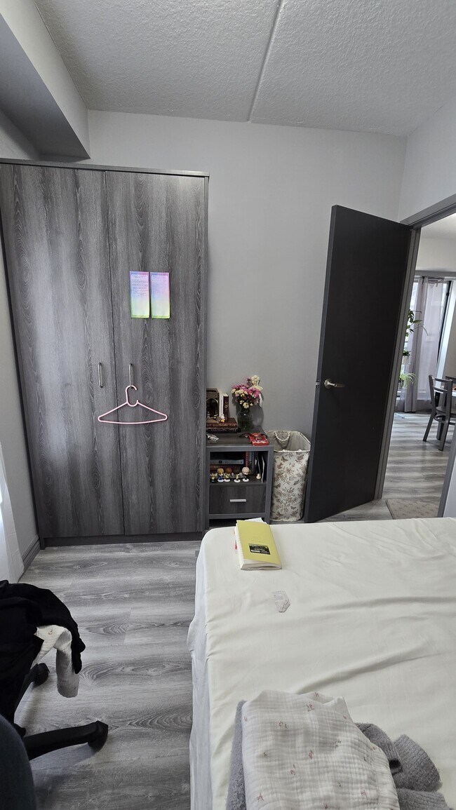 Building Photo - 275 Larch St