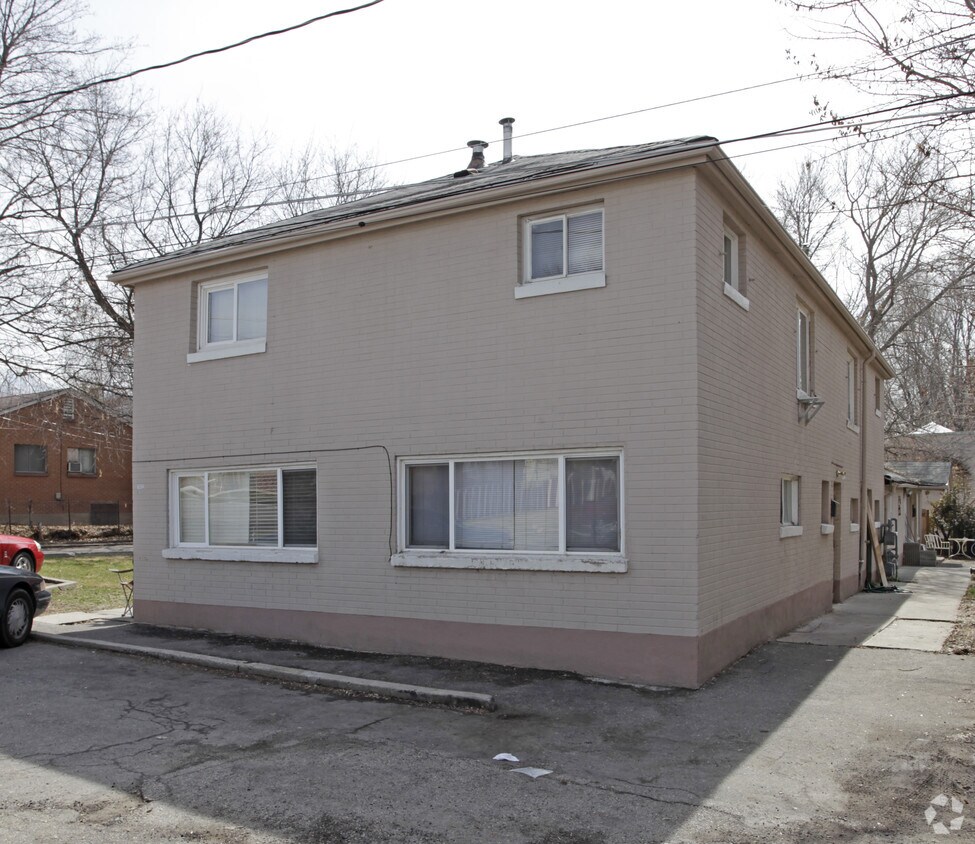 Building Photo - 1832 Cresthill Dr