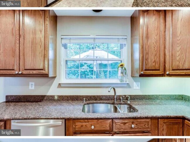 Foto del edificio - 3 Bedroom Townhome in Bowie Estates