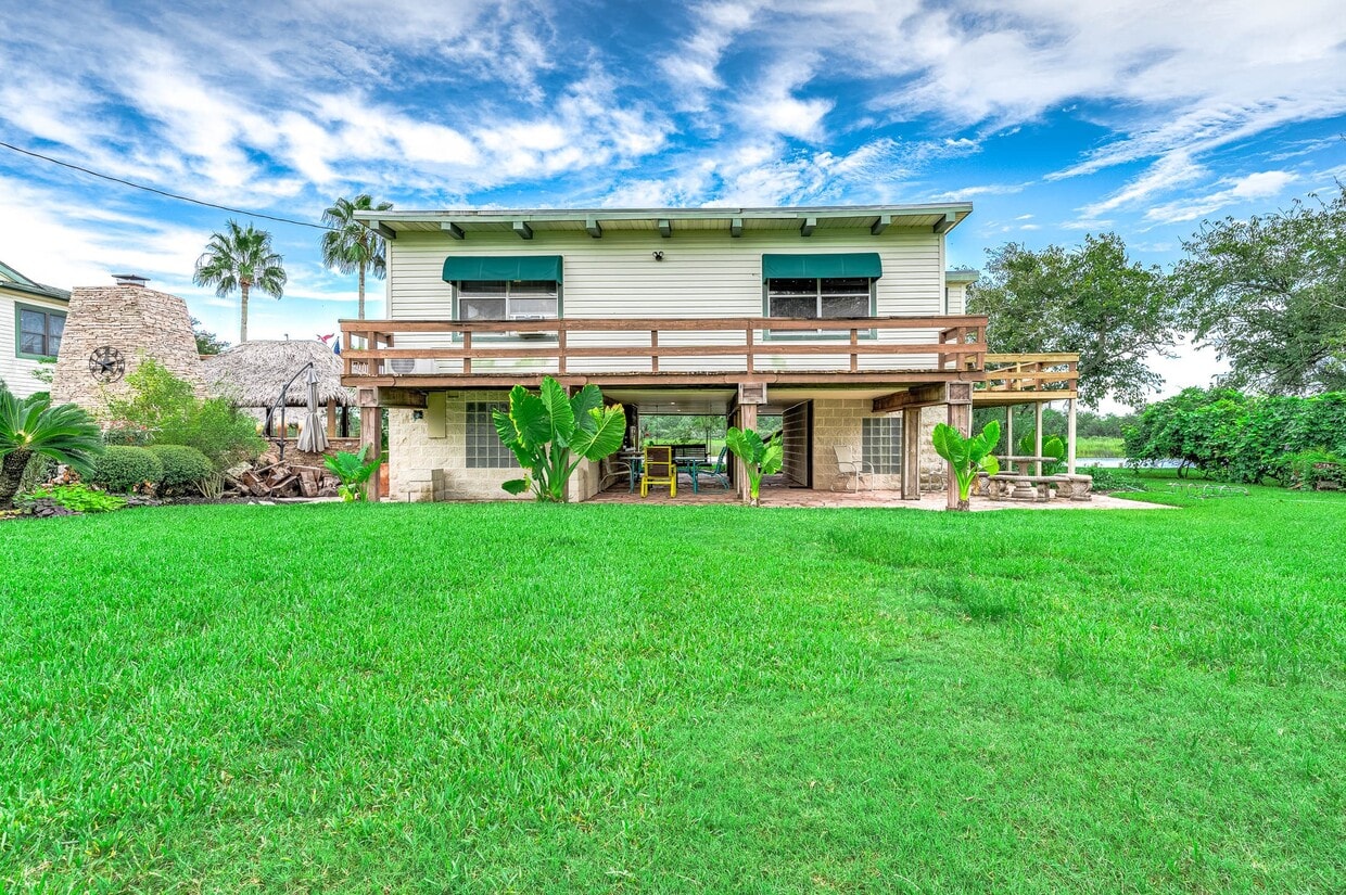 Primary Photo - 325 Palm Dr