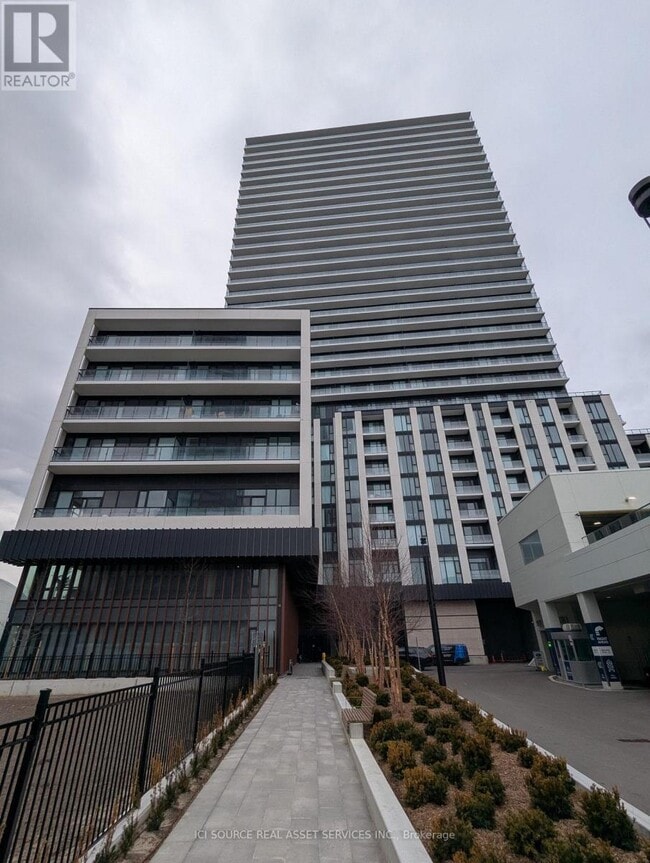 Building Photo - 5858 Yonge St