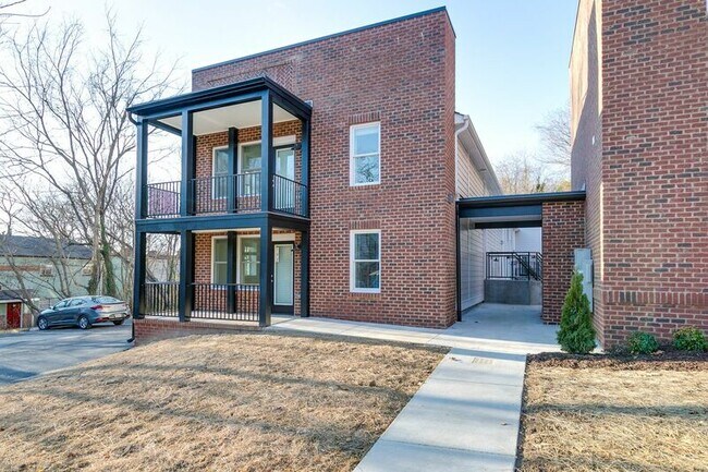 Building Photo - 3005 E Franklin St