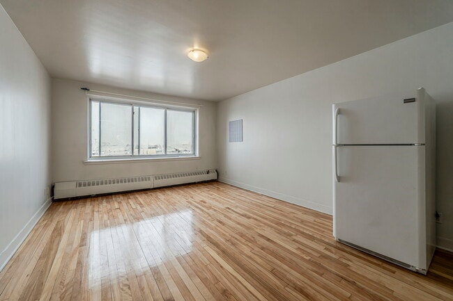 Building Photo - 4560 Boul Décarie