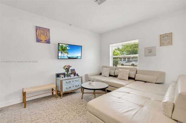 Foto del edificio - 754 NE 36th St