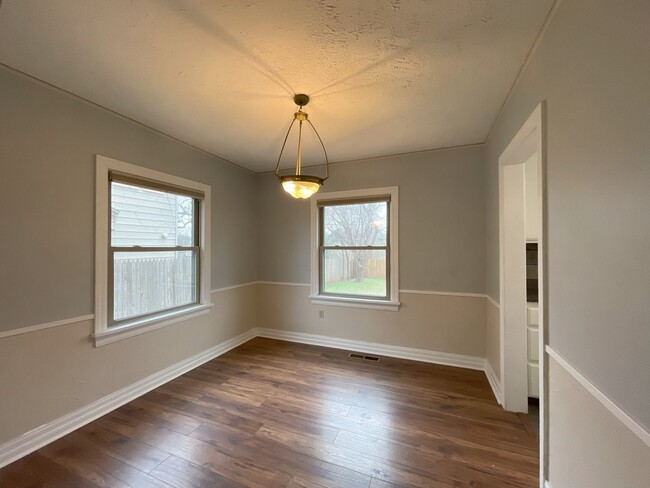 Building Photo - Charming & Contemporary Home in Military P...