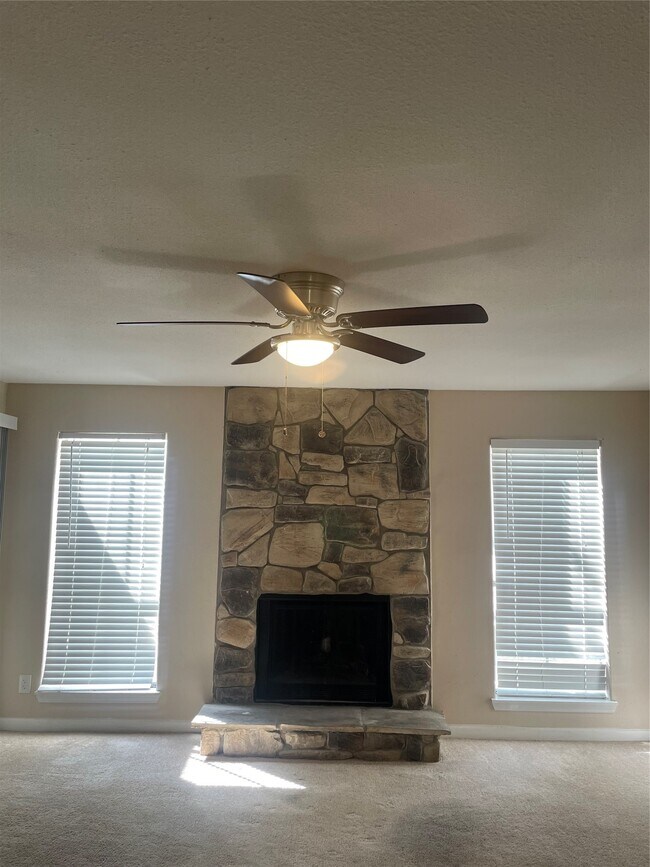 Building Photo - 17401 Red Oak Dr