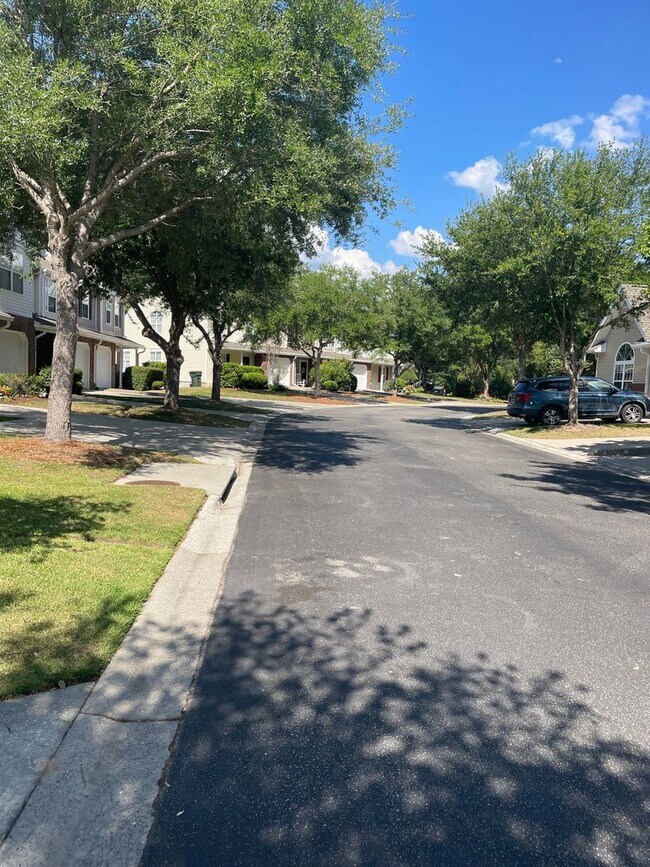 Foto del edificio - Spacious 4BR Town House in Goose Creek