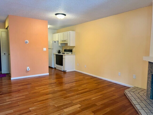 Building Photo - 1 Bedroom Condo with Underground Parking &...