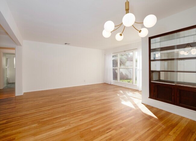 Foto del edificio - 8123 Lindley Ave