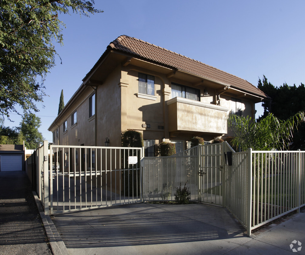 Primary Photo - 10933 Moorpark St