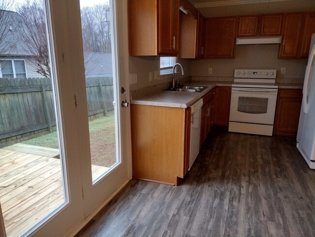 Building Photo - Available.........  Beautiful,newly update...