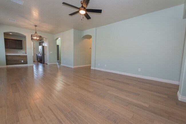 Building Photo - Gorgeous 4 Bedroom 2 Bathroom Home! Central A/C, 2 Car Garage
