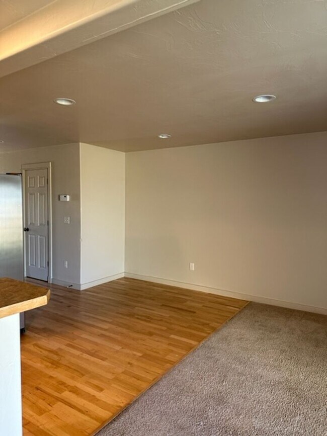 Building Photo - 923 Saxon Way