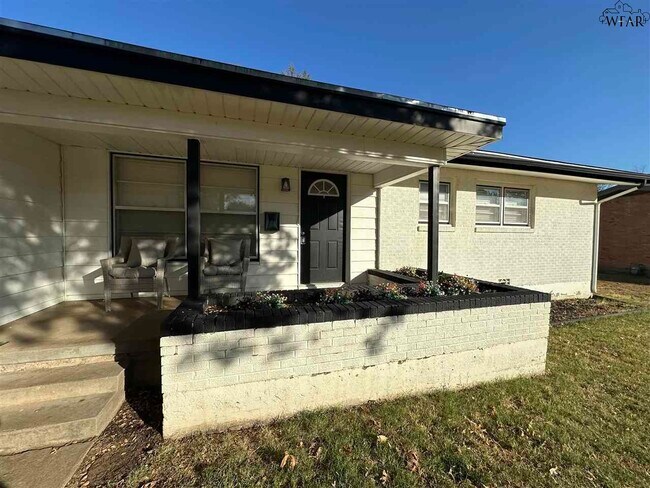 Foto del edificio - 4511 Spencer Dr