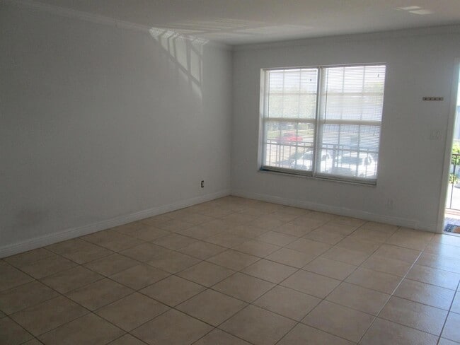 Building Photo - 405 N Cypress Dr
