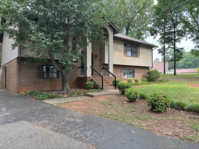 Foto del edificio - Beautiful Single Family Home Located Near ...