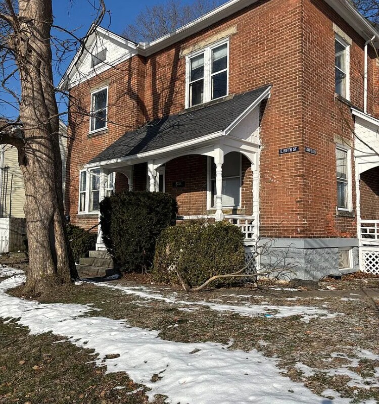 Foto principal - 2349 E 5th St