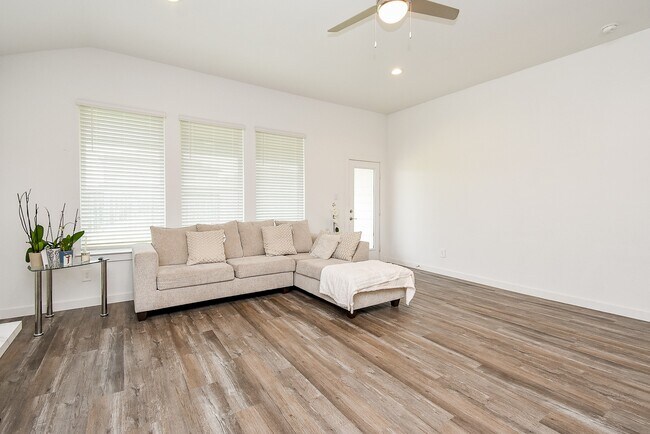 Foto del edificio - 4730 Torcello Fls Ln