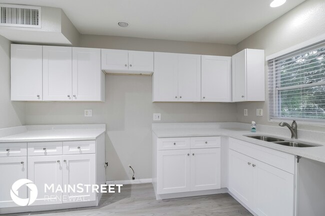 Building Photo - 5963 Bamboo Dr