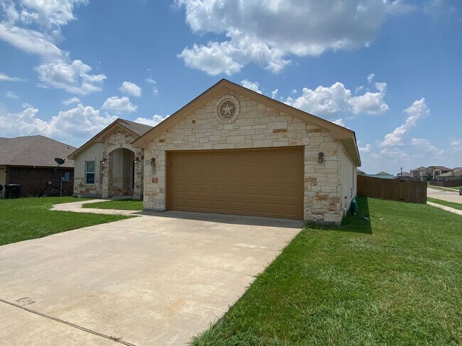 Building Photo - Huge 4 bedroom plus study house with gourm...