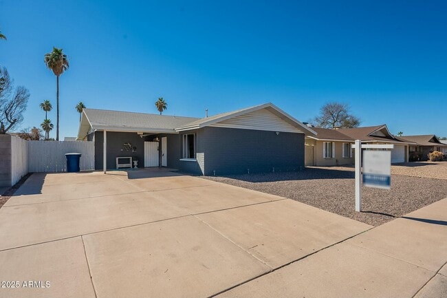 Building Photo - 1715 E El Parque Dr