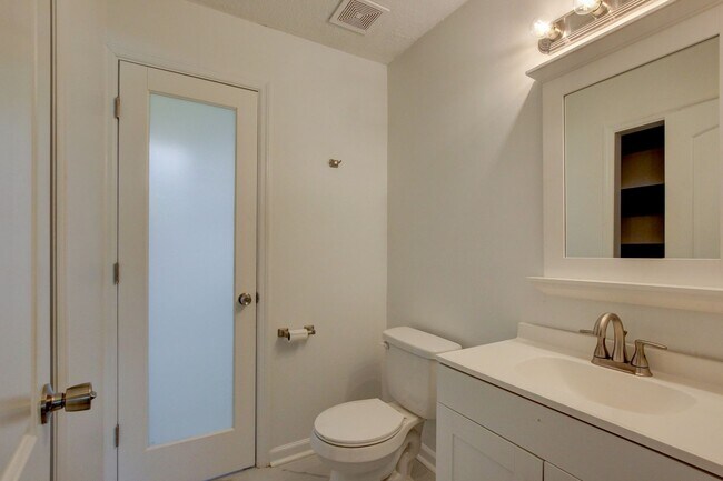 Building Photo - 729 Welsey Dr