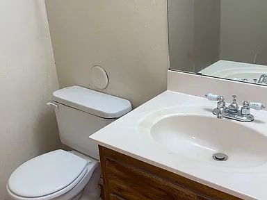 Foto del edificio - 2 Bed / 1.5 Bath Townhome | Fireplace | Private Yard | Walk-In Closets