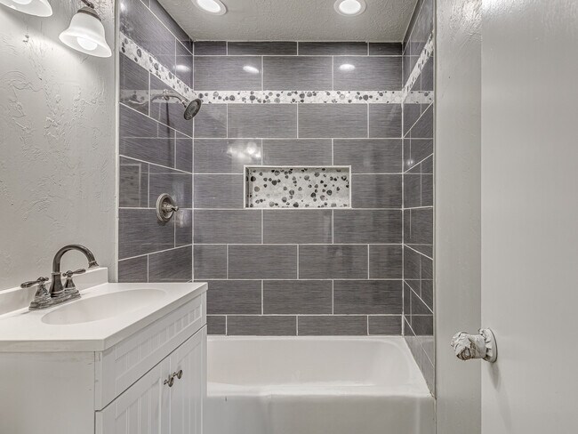 Building Photo - 3801 SW 40th Pl