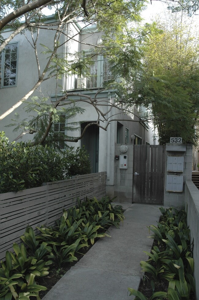 Apartment Entry - 532 Pier Ave