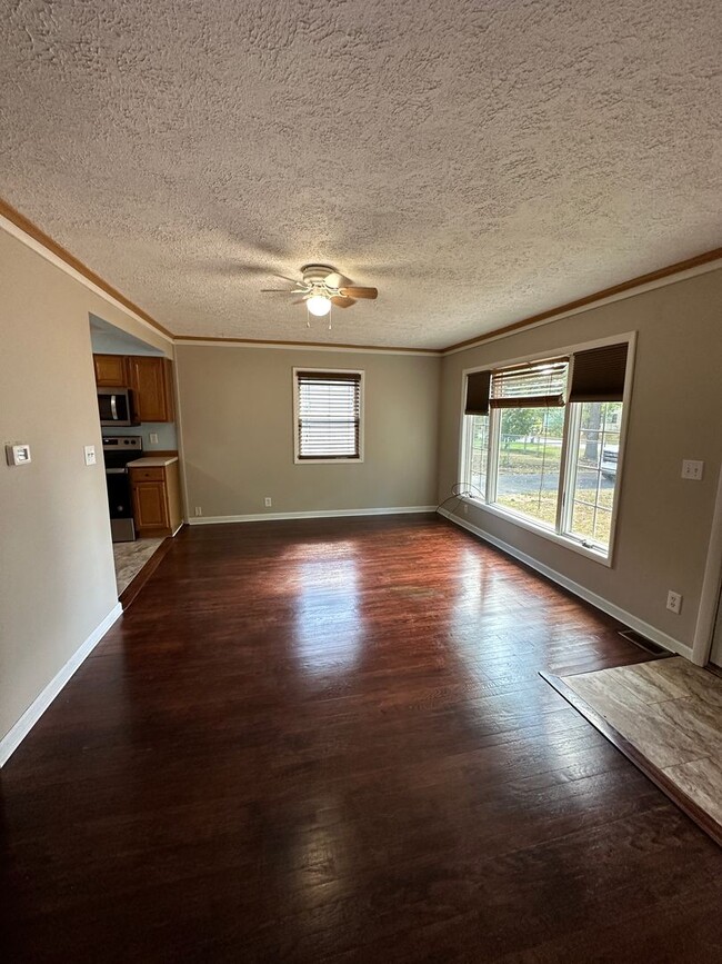 Building Photo - Charming 3-Bedroom, 2-Bath Home for Long-T...