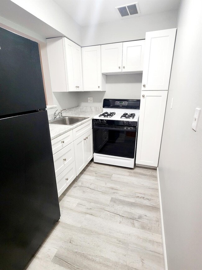 Building Photo - 5 Brevoort Dr