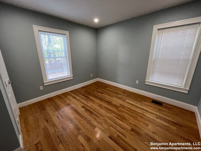 Building Photo - 374 Oxford St