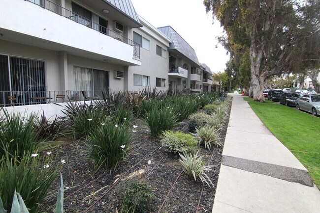 Foto del edificio - 10900 Rose Ave