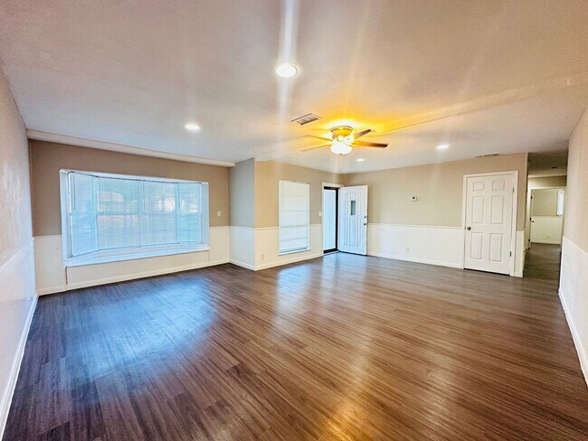 Building Photo - 10806 Lazy Oaks Dr