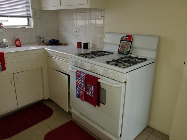 LARGE KITCHEN - 10847 Hortense St
