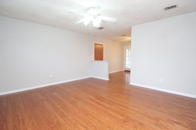 Building Photo - 4 bedroom 2 bathroom plus a guest house/cr...