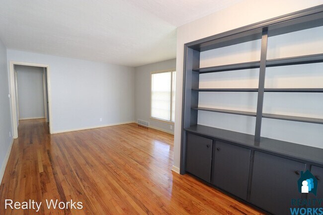 Building Photo - 3 br, 1 bath House - 410 N Cotner Blvd