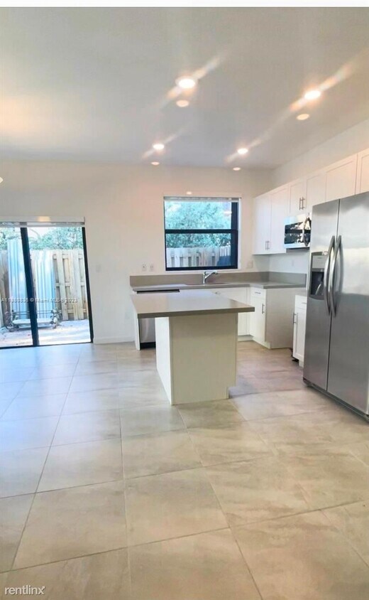 Foto principal - 3 br, 3 bath House - 334 NE 208th Ter # 208