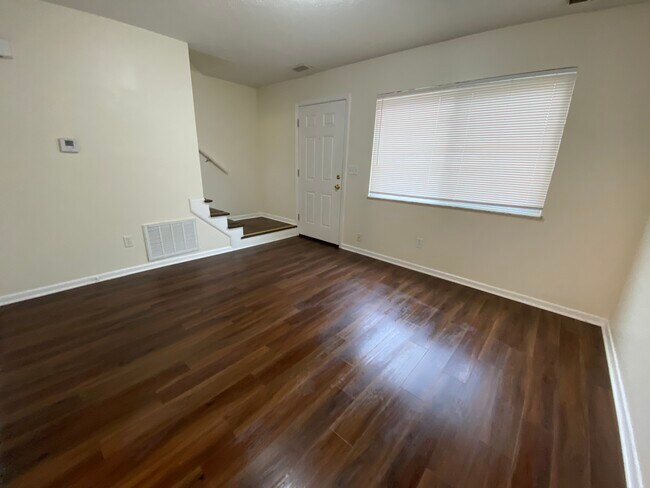 Foto del edificio - 1310 W. Town St.