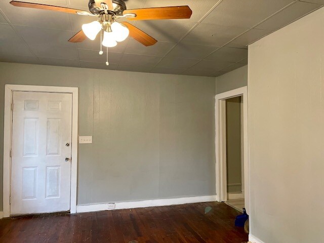 Sala de estar/Piso de madera noble - 1131 Stillman Ave