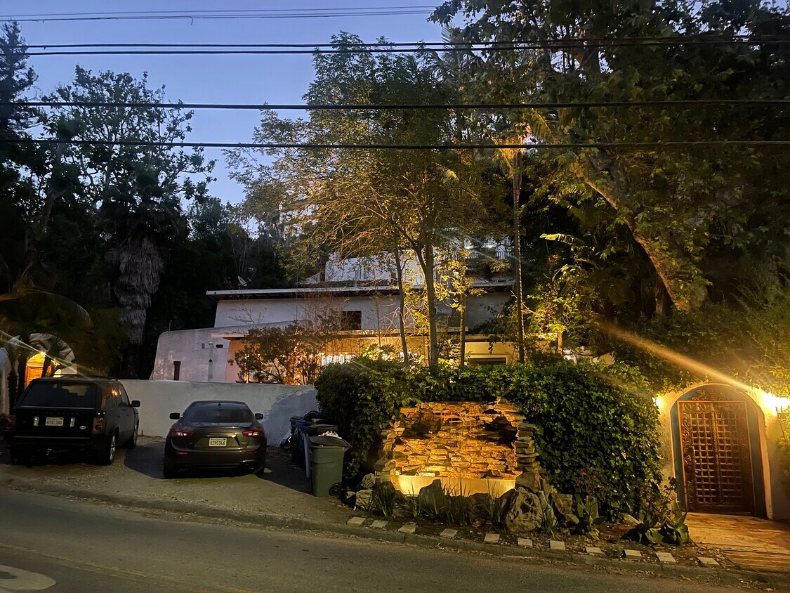 toma panorámica de la casa por la noche - 2366 Nichols Canyon Rd