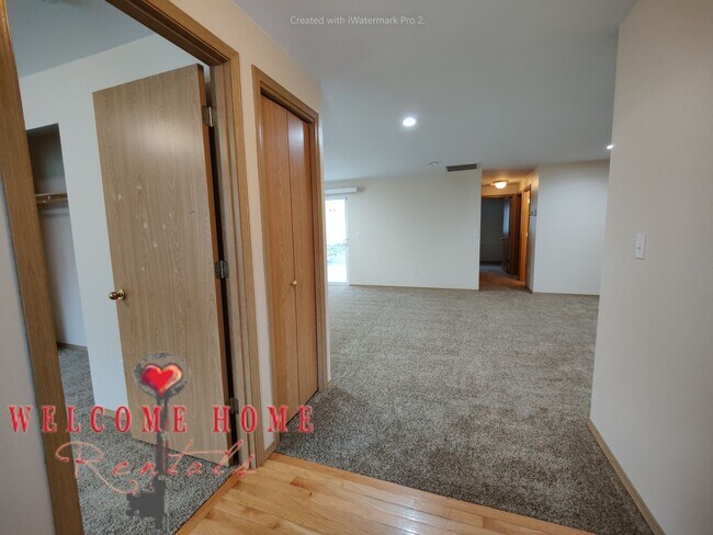 Building Photo - Great rambler WITH AIR CONDITIONING in est...