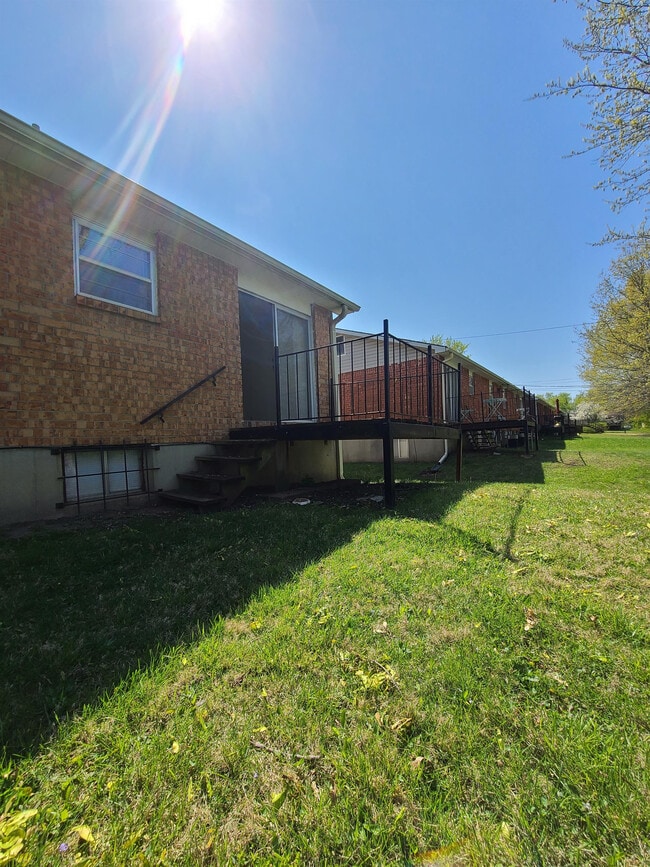 Building Photo - 610 NE Lynn St