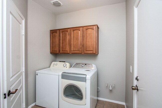 Building Photo - Large Bright and Open - 4 bedrooms Plus Lo...