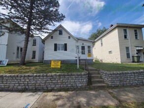 Building Photo - 824 S 6th St