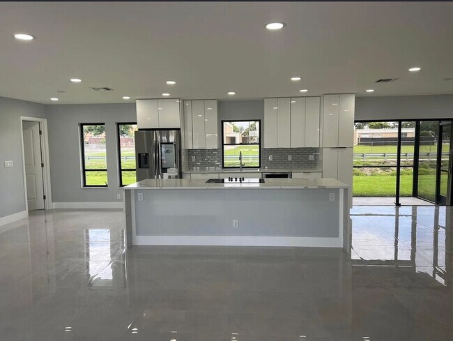 Foto del edificio - 331 S Sequoia Dr