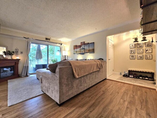 Foto del edificio - 7758 New Providence Dr