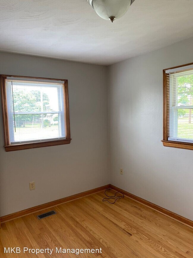 Building Photo - 802 Oakview Dr